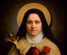 Santa Teresinha do Menino Jesus segurando um crucifixo e um buquê de rosas, vestindo o hábito carmelita.
