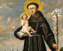 Santo Antônio de Pádua com hábito franciscano, segurando o Menino Jesus no colo e um ramo de lírios na mão