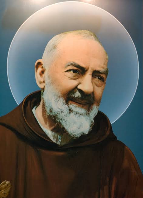 São Padre Pio de Pietrelcina com as mãos cobertas por luvas (devido aos estigmas), segurando um terço e sorrindo serenamente